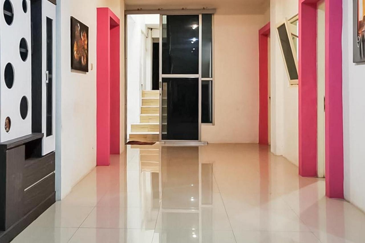 Reddoorz Plus @ Taman Madiun Luaran gambar