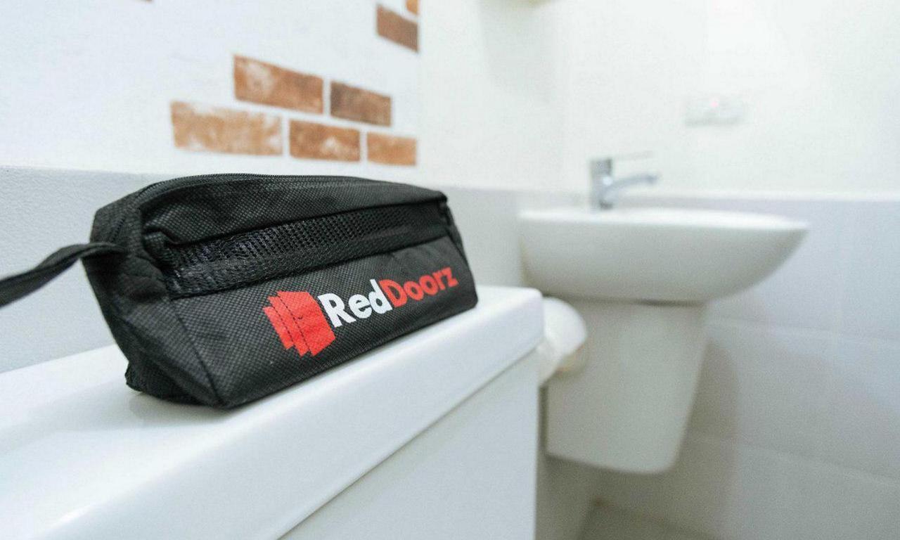 Reddoorz Plus @ Taman Madiun Luaran gambar