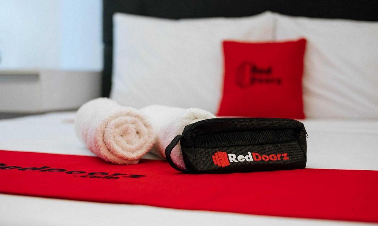Reddoorz Plus @ Taman Madiun Luaran gambar